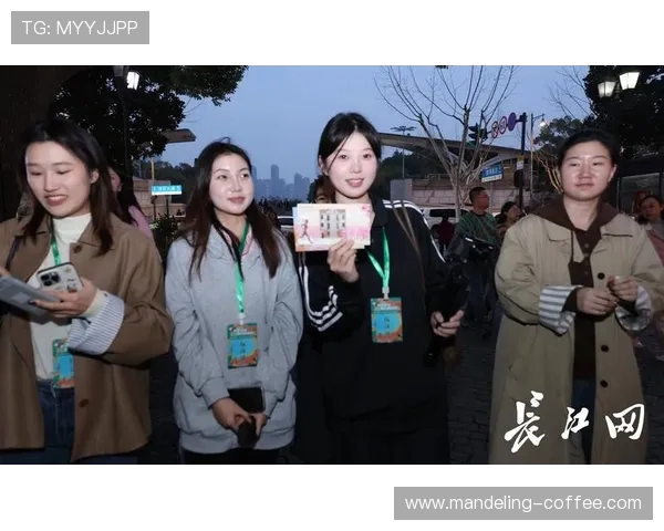 武汉江汉大学迎战大连球队全力以赴争取胜利的精彩对决